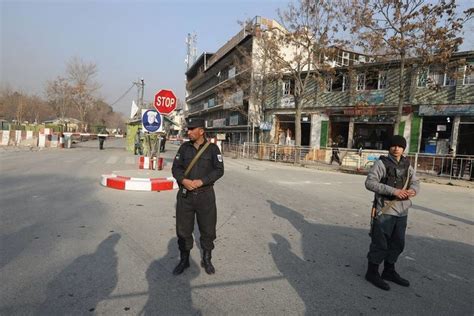 Πυροβολισμοί ακούγονται στην καμπούλ, καθώς η πόλη καταλαμβάνεται από τους ταλιμπάν. Θρήνος στην Καμπούλ: Στους 103 οι νεκροί της τρομοκρατικής ...