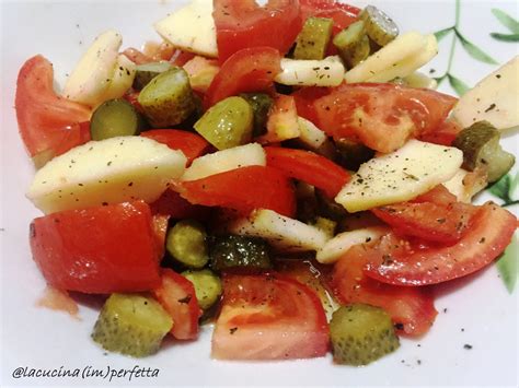 Insalata di cetrioli e pomodoro datterino con pane raffermo , ideale come antipasto o contorno, per carni o pesce. INSALATA FRESCA DI POMODORI, CETRIOLI E MELA - La cucina ...