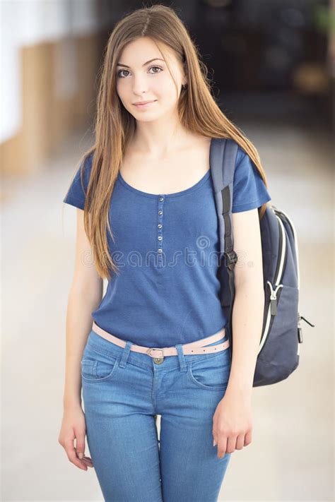 (sinere), die welt und andere junge. Junge Studenten, Die Laptop Verwenden Stockfoto - Bild von ...