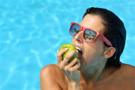 Wilbur, gerade mal 1,50 meter groß, ist wirklich kein glückskind: Schwimmbad: Warum hat man nach dem Schwimmen Hunger? - FIT ...