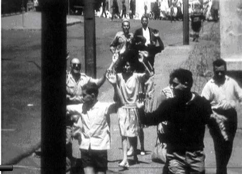 Le 5 juillet 1962, le drapeau algérien flotte enfin sur tous les édifices publics et privés, sur les voitures, les bus, dans les mains de milliers d'algériennes et d'algériens…. Oran - Massacre du 5 juillet 1962