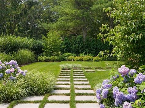Le foglie su questo albero deciduo sono viola scuro da giovani, maturando fino a diventare verde scuro. 1001 + idee per Giardini idee da copiare nella propria ...