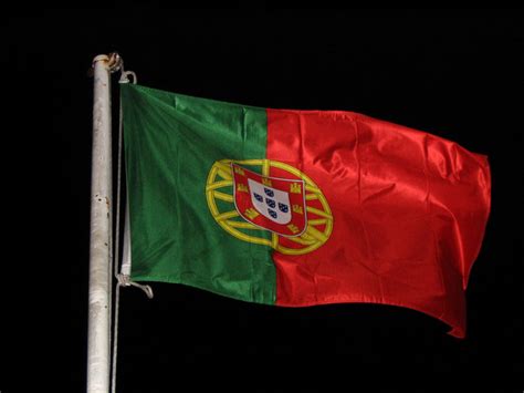 Bandeira portuguesa hasteada ao contrário. Catharsis: que ponham as mãos na massa!