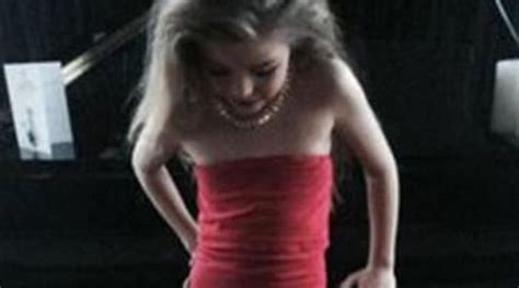 Une fille de 12 ans qui own son oncle. Elle déguise sa fille de 9 ans en prostituée pour le ...
