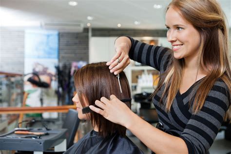 Beim gang zum friseur kommen die langen haare ab, die kurzen bekommen eine neue farbe oder vielleicht werden auch kurze haare lang. Ausbildung zum Friseur und Gehalt