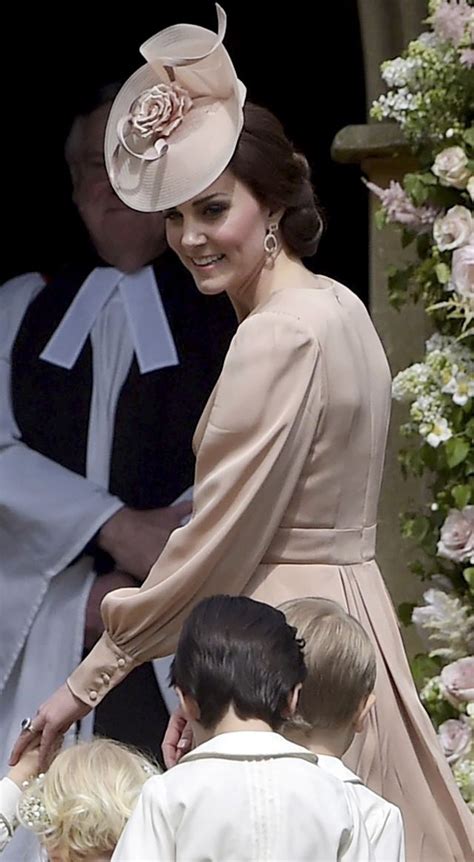 Suknia ślubna kate middleton to rzecz, na którą uwagę zwrócił cały świat. Suknia ślubna Pippy Middleton i kreacja Kate Middleton ...