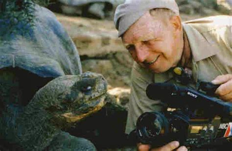 W sumie tony halik zrealizował około 400 filmów dokumentalnych i opublikował 13 książek. PRZYSTAŃ: Tony Halik i Elżbieta Dzikowska -znani podrożnicy