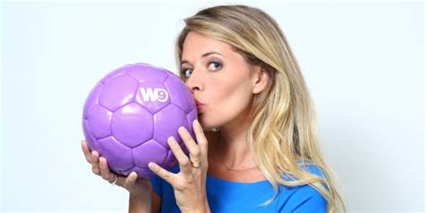 L'equipe 21 en direct (livestream / mediathek). Médias - Carine Galli reprend 100% Foot sur W9