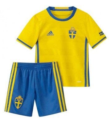 Det danska märket unauthorized utmanar barnkläder med coola mönster och tryck såsom denna antonio fotboll tröja i burgundy. Sverige Tröja Barn 2016 Hemmatröja Kortärmad ...