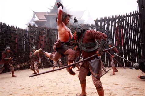 Gia đình 3 thế hệ cùng làm tấm chắn giọt bắn gửi tuyến đầu chống dịch. Foto de Ong Bak 3 - Foto 8 - AdoroCinema