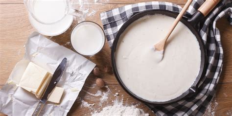 Nel frattempo trasferite la margarina in un'altra pentola piuttosto capiente 3 e lasciatela fondere a fiamma bassa. Ricetta Besciamella fatta in casa facile | Come uno chef