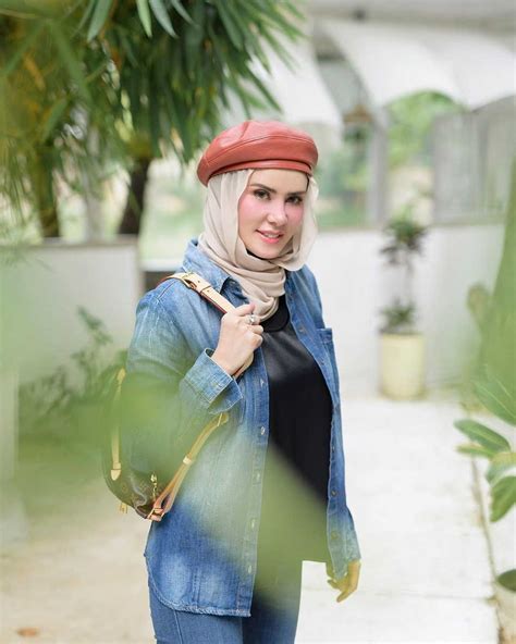 We did not find results for: Stylish dan Artsy, 10 OOTD Hijab Angel Lelga ini Bikin ...