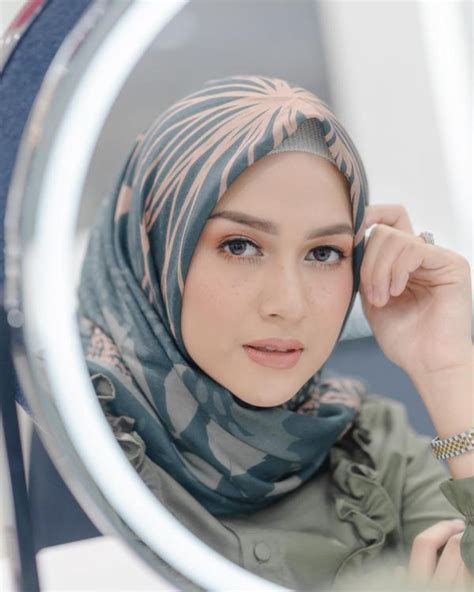 Ia pernah tampil dalam video klip sebuah band kenamaan tanah air, d'masiv. Profil dan Biodata Nina Zatulini Lengkap Dengan Foto Terbaru