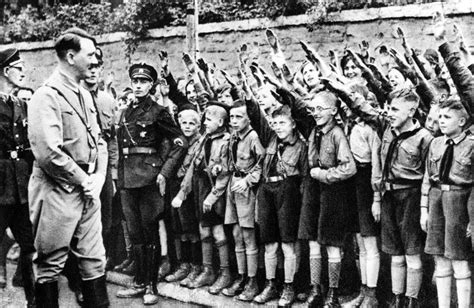 Read 11 reviews from the world's largest community for readers. Los "pequeños héroes" de Hitler