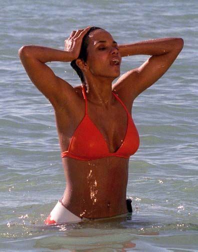 Halle maria berry was born maria halle berry on august 14, 1966 in cleveland, ohio and raised in bedford, ohio to judith ann hawkins, a psychiatric nurse & jerome jesse berry, a hospital attendant. Halle Berry - Jinx in Die Another Day | Halle, Bond girls