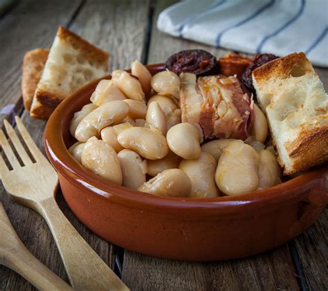 We were there at about 5pm on a sunday and the evening crowd was already starting to build up. Fabada - Foodwiki - Lieferando.at