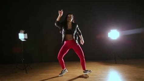 Menininha linda dançando a dança do прямая трансляция on ok.ru viewers: A morena menina dançando Twerk. — Vídeo de Stock © GWSB ...