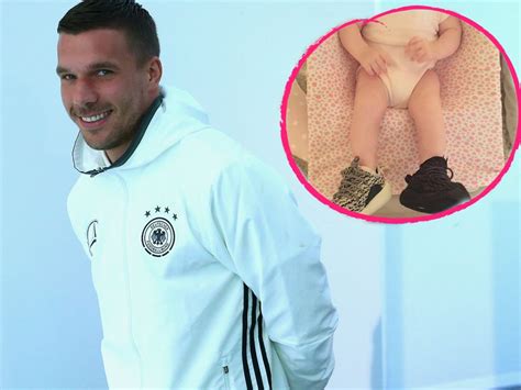 Poldi, wie der fußballspieler von seinen fans genannt wird, kann nicht nur gut spielen, sondern besitzt auch die fähigkeit, die richtigen worte zur richtigen. Sneakers-Baby: Lukas Podolskis Tochter trägt Kanye-Schuhe ...