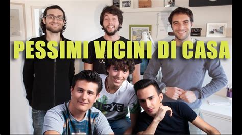 In sostanza è la storia di due vicini di casa che vivono in appartamenti separati da una parete leggerissima che fa sembrare di condividere la stessa stanza. I vicini di casa peggiori di sempre - wikinauti ft ...