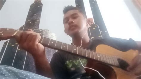 Bermain gitar tentu akan melibatkan perasaan dan juga jiwa seseorang. Belajar main gitar - YouTube