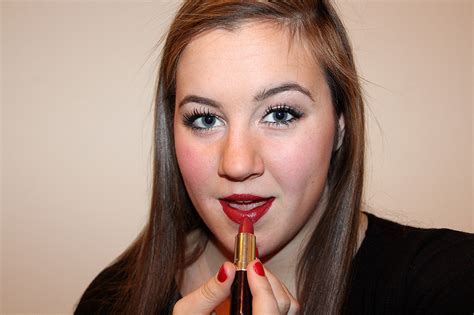 Can you draw a line? Red Carpet Makeup with Q-tips Precision Tips