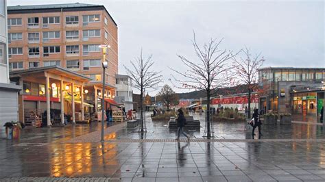 Hjällbo är en stadsdel och primärområde tillhörande stadsdelsnämndsområdet angered i nordöstra göteborg. Motsättningar gör att upprustningen får vänta | ETC Göteborg