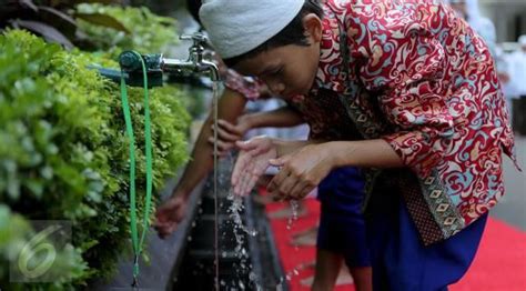 Dilanjutkan dengan membaca niat wudhu dalam hati ataupun dengan suara pelan. 6 Momen Masa Kecil yang Dirindukan Saat Bulan Puasa. Dulu ...