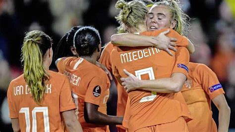 Le peloton contrôle les tentatives d'échappée. EK vrouwenvoetbal en Tour de France moeten in 2021 wijken ...