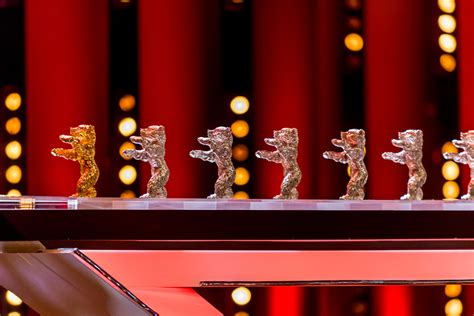 Der rote teppich soll als roter faden die globale vision vieler menschen symbolisieren, die davon überzeugt sind, dass kunst statt gewalt ein sichtbares zeichen setzen kann. Der rote Teppich - recycelt und glanzvoll - greenup ...