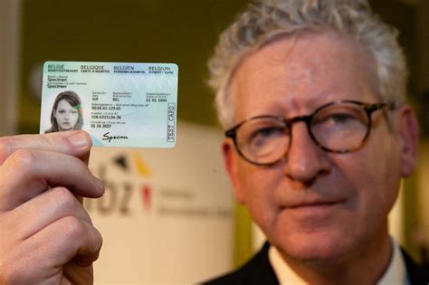 Voici la première carte d'identité avec empreintes digitales