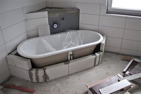 Impressionen vom Bau #26: Fliesen, Mosaik und Badewanne ...