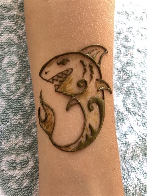 Use your favorite search engine to find different stencil ideas online. Henna shark by "Z" Face & Body Art | Henna art, Paw print ...
