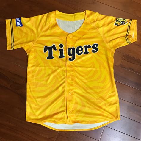 阪神虎（日语：阪神タイガース／はんしんタイガース hanshin taigāsu ?，英語：hanshin tigers）為日本職棒球團，隸屬於日本職棒中央聯盟，主場位於阪神甲子園球場。 阪神虎成立於1935年12月10日，是日本的第二支職業棒球隊（僅次於讀賣巨人隊），成立時隊名為大. 阪神虎球衣的價格推薦 - 2021年1月| 比價比個夠BigGo