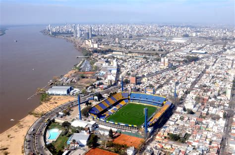 El concejal luis camacho matiz, hijo de nemesio camacho (exgerente del sistema de tranvías), acogió la propuesta, y ofreció la hacienda el campín de su padre (ubicada en la vieja calle cundinamarca) como terreno para construir el estadio. Sobre el río Paraná, el "Gigante de Arroyito", estadio de ...