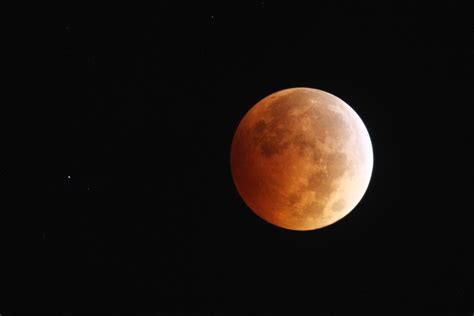 The moon is completely within earth's shadow; Total Lunar Eclipse 2015: 'Blood Moon' To Appear Saturday ...