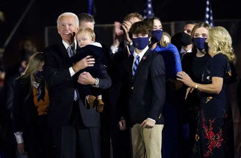 At about 15 minutes into the speech, biden said, look. Joe Biden hält seinen jüngsten Enkel im Arm - er heißt ...