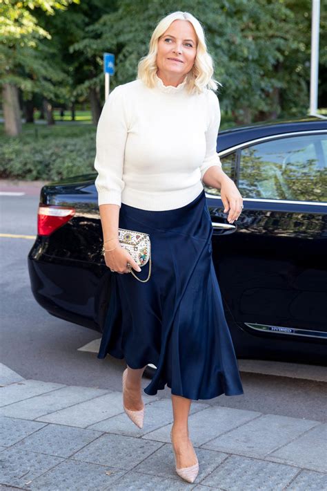 At the wedding in august 2001, the little blond boy (next to his mom, of course) was the absolute highlight. Fashion-Looks: Der Style von Prinzessin Mette-Marit | GALA.de