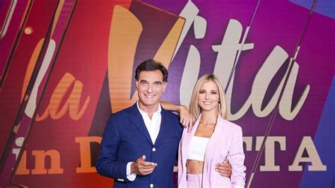 In una delle ultime puntate de la vita in diretta francesca fialdini si è resa protagonista di un siparietto decisamente piccante. La vita in diretta | prima puntata del 3 settembre | la ...