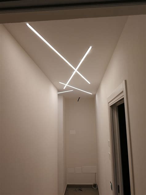 Grazie alle nuove tipologie di cartongesso , oggi è possibile realizzare moderni controsoffitti dal design estremamente particolareggiato, con. Insolito Illuminazione Controsoffitto - Controsoffitti