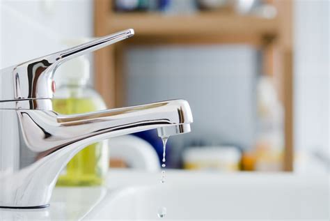 The handle has come loose (again). How To Tighten A Loose Moen Kitchen Faucet Base | Dandk ...