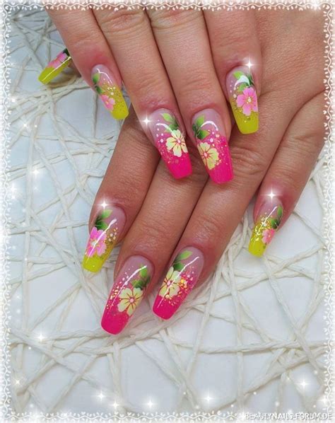 Das und noch viel mehr. Gelb und Pink mit Airbrush-Blumen Gelnägel