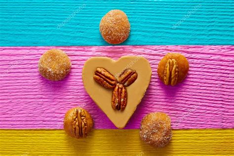 Um unser traditionelles mexikanisches gebäck pan de muerto zu zaubern, brauchen wir mehrere stunden. Mexikanische Süßigkeiten Cajeta Herz mit Pekannuss ...