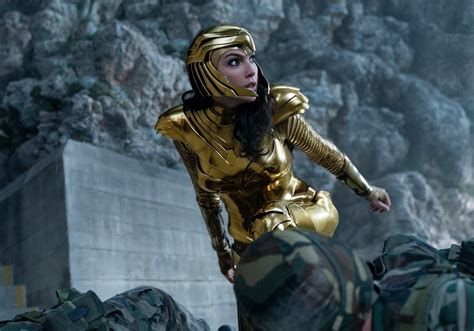 Wonder woman in 1984 costume! Wonder Woman 1984 Shows Off Gal Gadot in Golden Armor ...