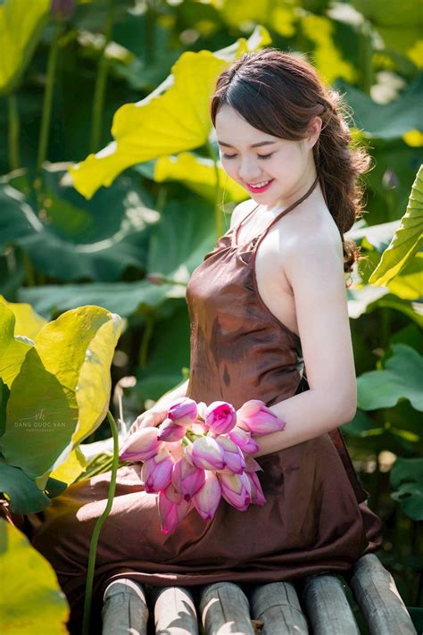 See more ideas about ao dai, vietnamese traditional dress, traditional dresses. Ao Yem (Dengan gambar) | Bunga, Wanita