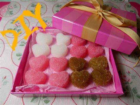 Un'idea per i nostri prossimi regali di natale homemade nonché un modo per giocare in cucina con i nostri bambini. Con solo acqua e zucchero si possono realizzare delle zollette a forma di cuore, originale idea ...