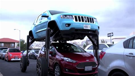 Safer safety score measures your driving behaviors and offers helpful tips for safer driving. Un SUV contre les embouteillages