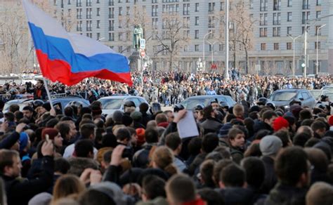 Люди в разных городах вышли на улицы, чтобы поддержать арестованного после возвращения из германии оппозиционера. «Почему не вводят режим ЧС?» В Москве и других городах ...