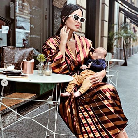 Le foto e i video in cui hanno rivelato ai fan la scoperta è virale. Rosa Perrotta e la sua prima Milano Fashion Week da mamma ...
