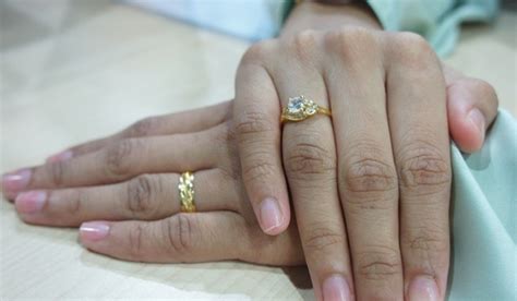 Ini cara yang betul untuk memakai cincin tunang dan risik untuk bakal si pengantin perempuan yang sudah dilamar orang. Jari yang manakah paling tepat untuk sarung cincin ...