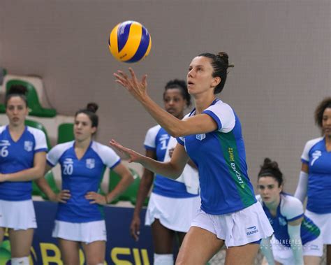 O lance aconteceu na parte final da partida, vencida pelo brasil por 3 sets a 0.após um salto na região da rede, a jogadora caiu com o pé direito de lado e forçou o tornozelo no chão. Melhor do Vôlei - Macris analisa mais um desafio do Minas ...